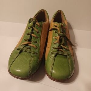 Size 7 Borne lace up shoe